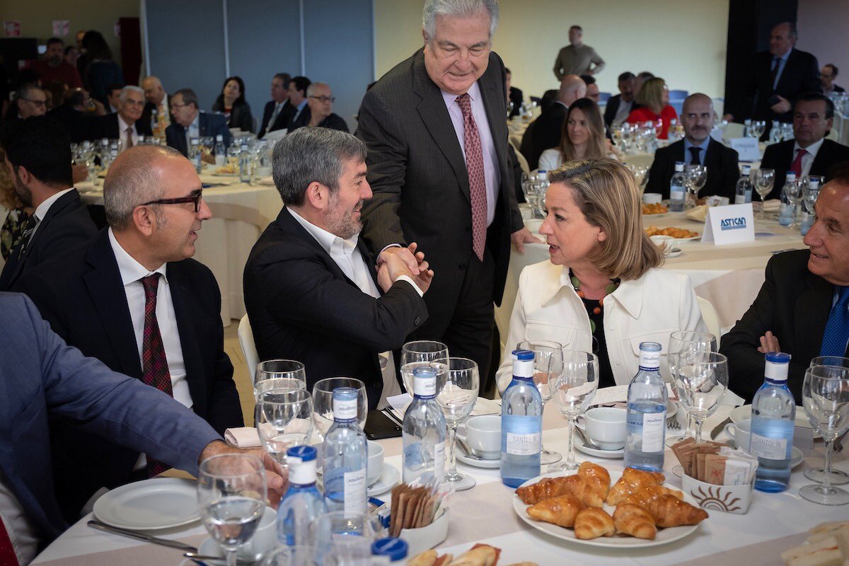 FClavijoBatlle's tweet image. El trabajo que ha hecho @anioramas en un momento especialmente convulso ha sido fundamental para sacar adelante dos herramientas vitales para #Canarias : el Estatuto de Autonomía y el #REF. Y ha demostrado otra máxima: a Canarias hay que defenderla todos los días #ForoPI