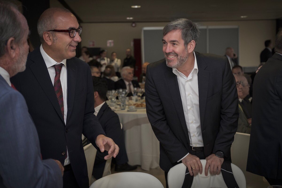 FClavijoBatlle's tweet image. El trabajo que ha hecho @anioramas en un momento especialmente convulso ha sido fundamental para sacar adelante dos herramientas vitales para #Canarias : el Estatuto de Autonomía y el #REF. Y ha demostrado otra máxima: a Canarias hay que defenderla todos los días #ForoPI