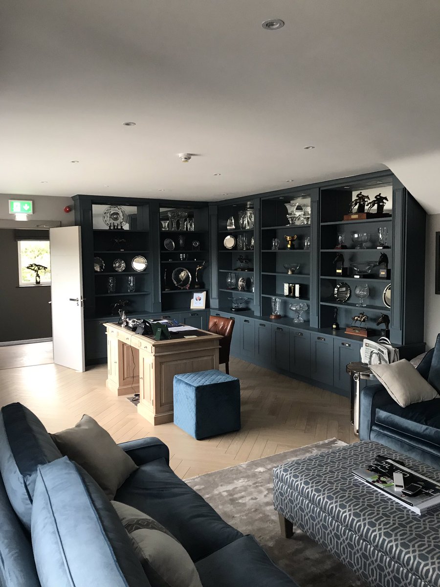 724_R_'s tweet photo. The magnificent new owners lounge in @gelliott_racing Cullentra House Stables. No expense spared, top quality craftsmanship and cabinetry https://t.co/bKm2NxMbSp