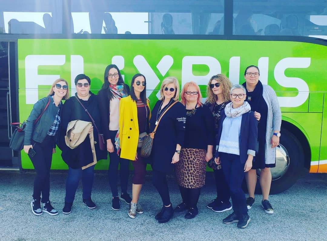 FlixBus_HR's tweet photo. Knjigoljupci predvođeni s Alis Marić na putu prema Veneciji u posjet slavnoj knjižnici Acqua Alta #Putujicitaj #TravelandRead #FlixBus https://t.co/85UyNSNS0W
