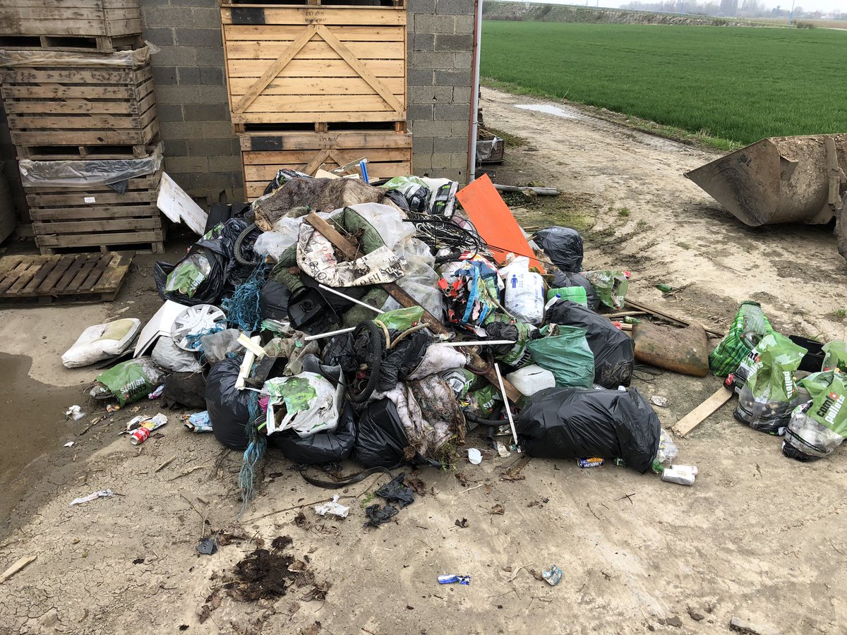 BrehonTheophile's tweet photo. Belle action ce samedi matin, 7 m3 de déchets récupérés ! Nettoyons la nature ! #HDFpropres #essars #féderationdeschasseursNPDC https://t.co/Uivu4BVSwS