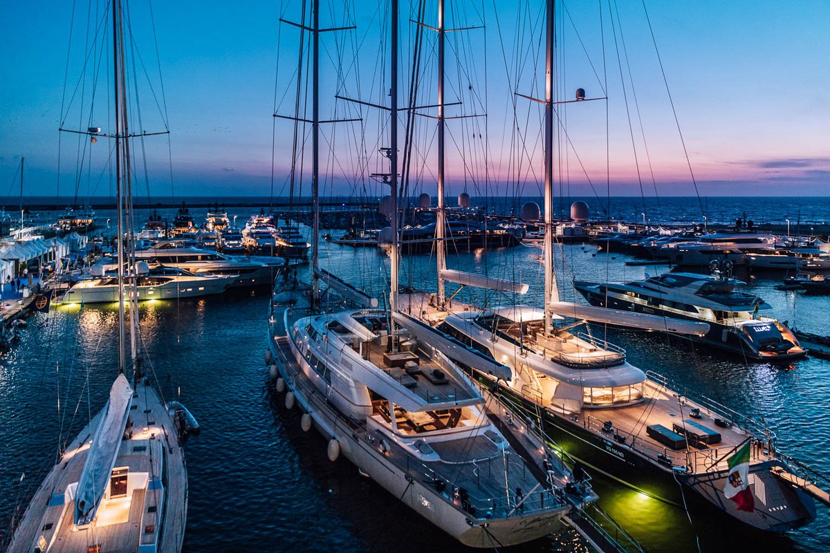 La Versilia si colora di blu e con lei l’intera notte dedicata ai visitatori della fiera! Mancano soltanto 44 giorni per l’appuntamento a Viareggio, nella capitale mondiale della cantieristica dell’alto di gamma. Scopri le ultime novità: bit.ly/2HO2kHQ
#VYR2019