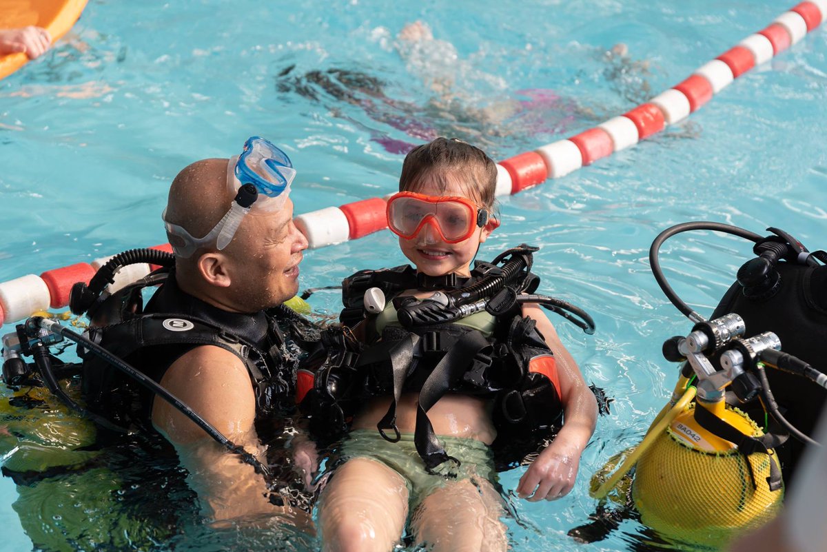 Chateauroux36's tweet photo. L'@UNICEF_france organisait samedi une nouvelle #NuitDeLEau à la #piscine à vagues. De nombreuses #activités au profit de l'@UNICEF étaient proposées : baptêmes de #plongée, démonstration de #secourisme, #hydroball, #aquagym, ateliers #BienÊtre, #initiation #canoë, #aquabike... https://t.co/GYrHcNFk0R