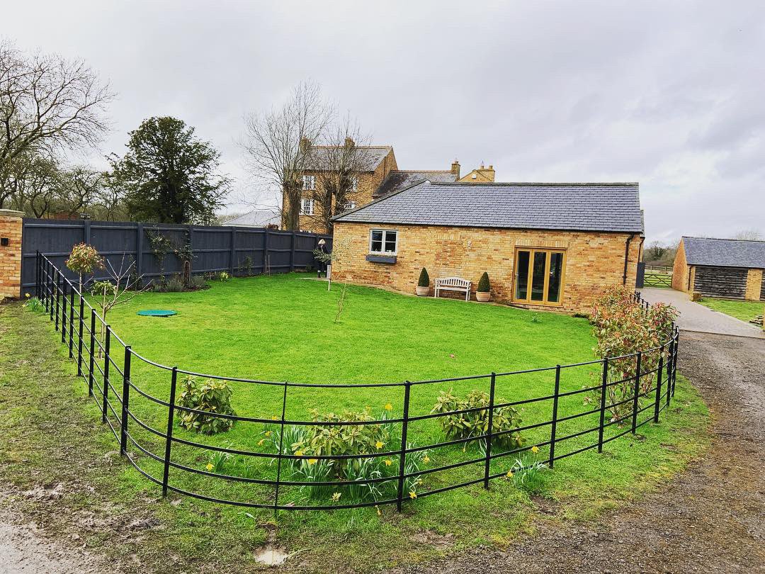 PaddockFencing's tweet photo. Our continuous estate fencing can be easily manipulated around corners and undulations ! #estatefencing #parkrailings #parklandfencing #madeinbritain https://t.co/XAA6BSTEGf