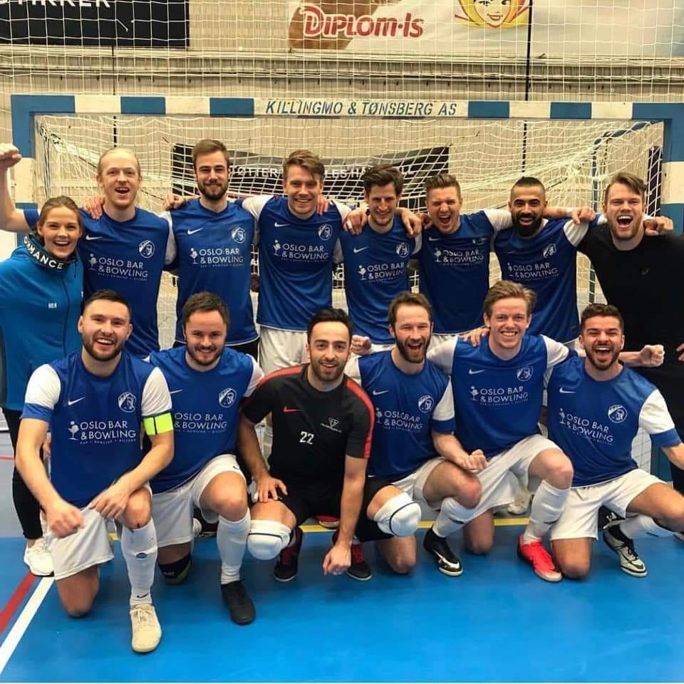 Det er så stort. Tolv år i seriesystemet krones med opprykk til Eliteserien! Vi leverte ikke vår beste futsal i gruppespillet, men i finalen fant vi tilbake til oss sjøl og setter seks kasser, to flere enn Fevang. For en gjeng!