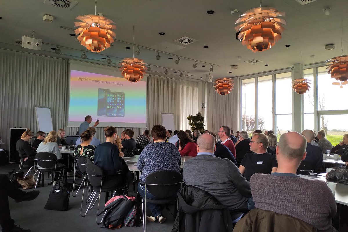 FBentler's tweet photo. Til konference på Gl. Avernæs med @ditvej @JohnKlesner gennemgår de væsentligste takeaways på #teknologiforståelse. #Hippomini holder to workshops om hhv. #animation og etablering af #makerspace i skolen. https://t.co/h702U9oP5n