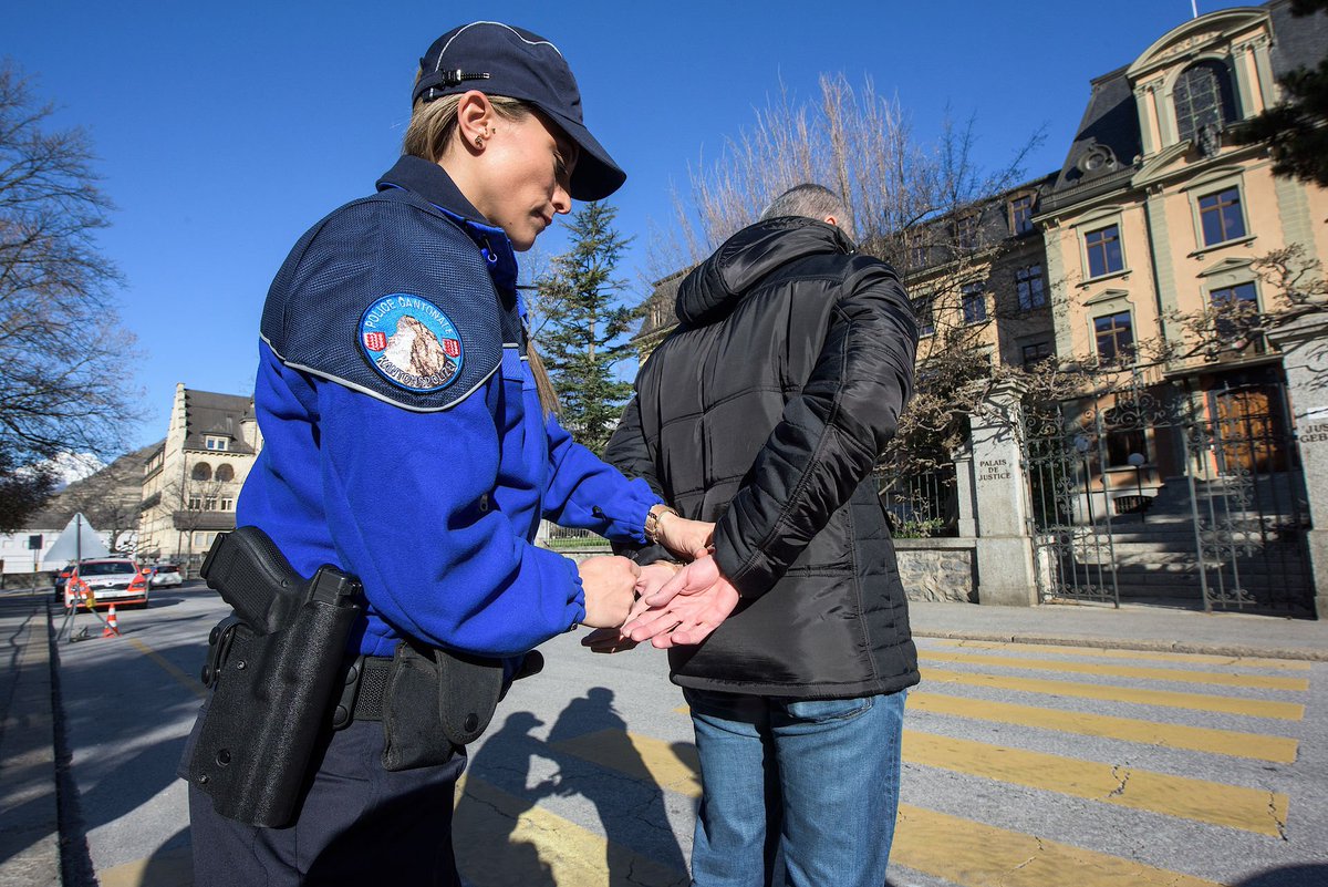 PoliceValais's tweet photo. Nos statistiques 2018
Depuis 2012 : baisse de près de 65% des vols par effraction, recul de près de 40% des infractions au Code pénal suisse. Ces chiffres sont historiquement les plus bas jamais enregistrés. Continuons ainsi main dans la main, Police &amp; Population. Votre Police https://t.co/8B02v2y0Yh