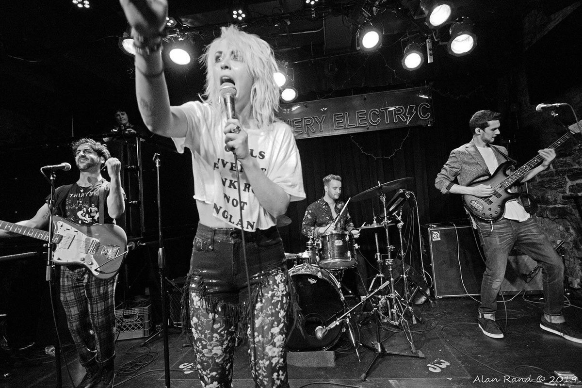TheFoxiesMusic's tweet photo. Super rad photo by #alanrand from last night. NYC... you never cease to amaze the guys and me. Every show gets better and better. Thank you for greeting us with arms wide open (cue creed) always. Styled by @r13denim
Smooch smooch New York. #nyc #punk #bowery #live #newmusic https://t.co/SfQgUhAHWZ