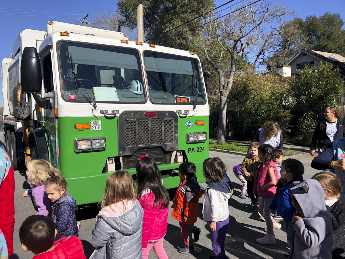 GreenWastePA's tweet image. Amigos Preschool Truck Showing was a success! We so appreciate how interested our smallest community members are in properly sorting their waste and learning about the trucks &amp;amp; their drivers. #truckshowing #garbagetruck #sortwaste #reduce #reuse #recycle #greenwastepa #paloalto