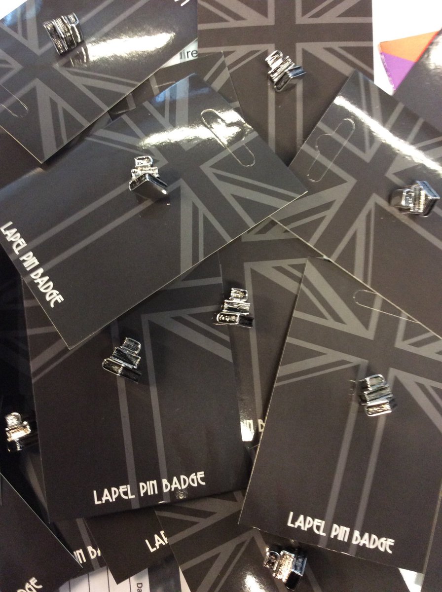 libraryCHSchool's tweet photo. Look @CockshutHillSch the 20 Books Read pins have just come in. Have you entered the Readers League to win ? Thank you @ARichardsMaths #GreatSchoolLibraries #NothingButTheBest #IAmSoJealous https://t.co/Fejpvq6zUJ