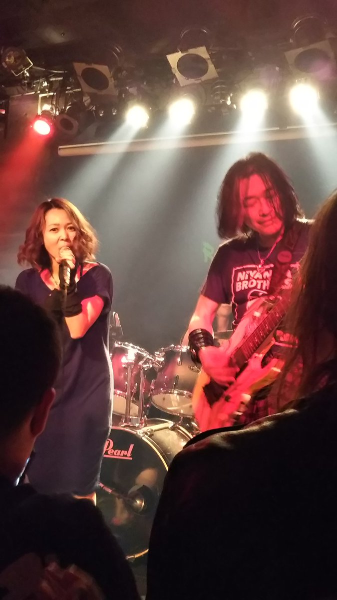 unyamagon's tweet photo. そしてＧファミリーみんながお待ちかねのBamviさん💖
バンギアーー💕💕
そばかすとNEXT LEVELの黒バージョンを披露😍✨
Bamviさんの表情が生き生きしてるし、カッコいいし、癒されるし🌈
最っ高にベストマッチだし😏🌷
楽しかったー🌸
#ニヤニヤテキトーロック
#Bamvi
#バンギア https://t.co/3o8zDRD0Qh