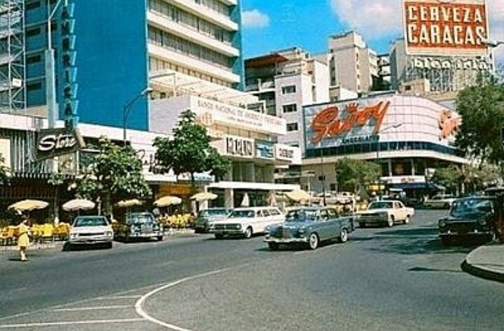 ¡Feliz lunes! Hoy es un excelente día para recordar.
.
.
.
Sabana Grande 1975🌟
.
.
.
#Caracas 
#venezuela 
#HotelAlex
#MasQueUnHotel