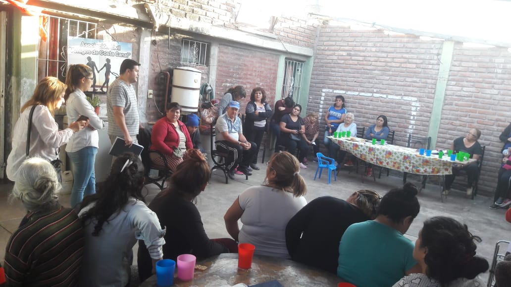 PROSAPSanJuan's tweet photo. El comp. Ambiental-Social se reunió con vecinos/as de Capital y Rivadavia con el objetivo de informarles sobre generalidades de las obras que se están llevando adelante y las que se realizarán y coordinar acciones en conjunto sobre gestión de #RSU y prevención de accidentes🗣👥🤝 https://t.co/Jh3FkXAJTO