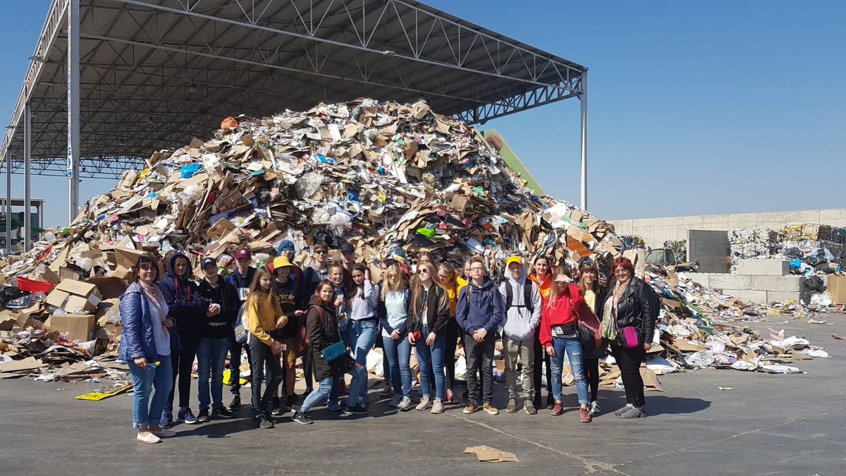 INSMontsuar's tweet photo. Visitem la deixalleria Vilella amb l'alumnat Letó. Ha estat molt interessant conèixer tots els processos de reciclatge a través de les explicacions en anglès de l'Elisabet. Moltes gràcies! #vilellarecicla #FES #SEPIE #Erasmus+KA229 #documentary #montsuar @EUErasmusPlus https://t.co/b4sGpljfDV