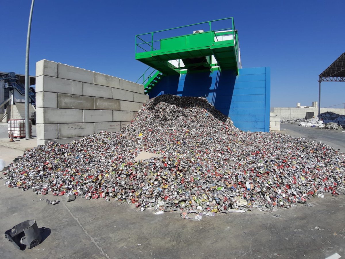 INSMontsuar's tweet photo. Visitem la deixalleria Vilella amb l'alumnat Letó. Ha estat molt interessant conèixer tots els processos de reciclatge a través de les explicacions en anglès de l'Elisabet. Moltes gràcies! #vilellarecicla #FES #SEPIE #Erasmus+KA229 #documentary #montsuar @EUErasmusPlus https://t.co/b4sGpljfDV