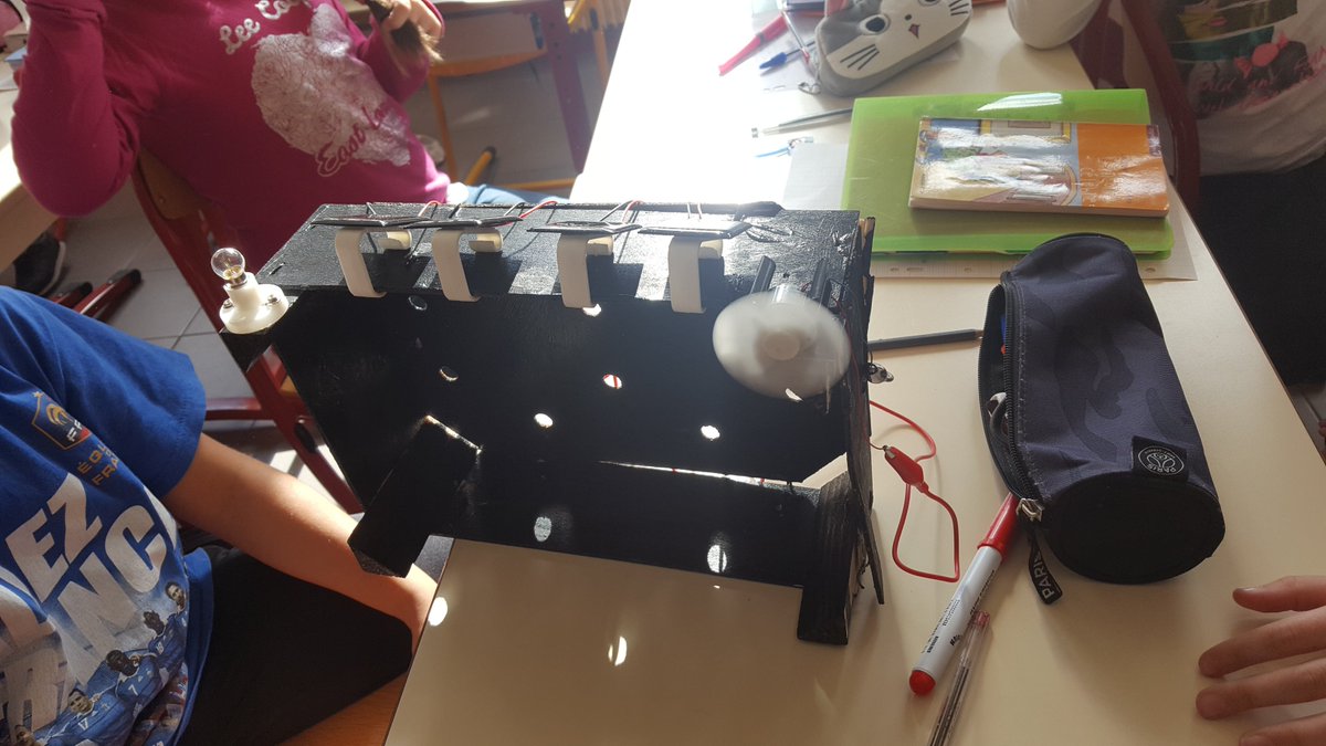 ce1_roumazieres's tweet photo. Test des panneaux solaires pour comprendre l'electrification dans les écoles #recylum #defirecylum.
L'helice tourne!!! On a réussi https://t.co/TccaHNuzfo