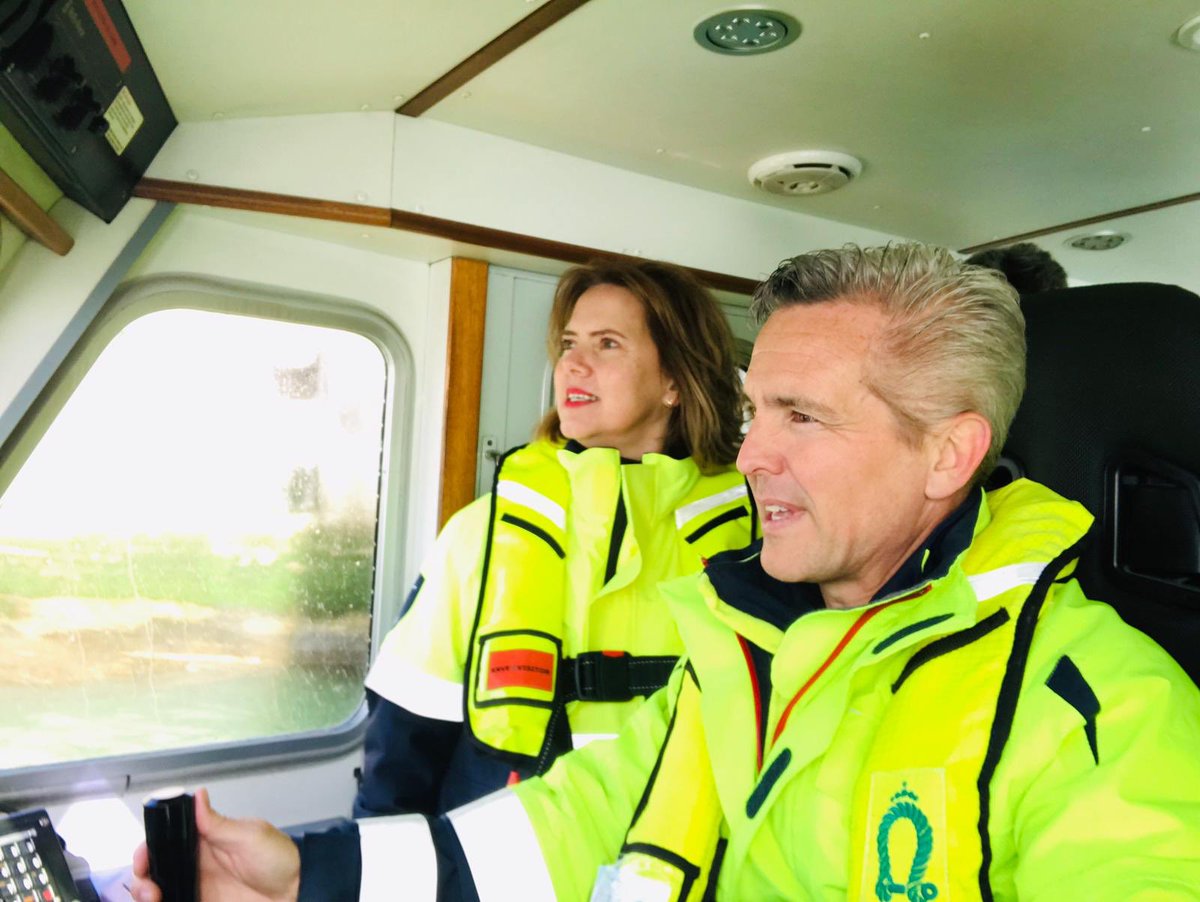 MinIenW's tweet photo. Een van de taken van roeiers in de haven van #Rotterdam is schepen vastmaken aan de kade zodat ze containers kunnen laden en lossen. Minister @CvNieuwenhuizen hielp daar bij tijdens een werkbezoek. https://t.co/SLaqyEaj3W