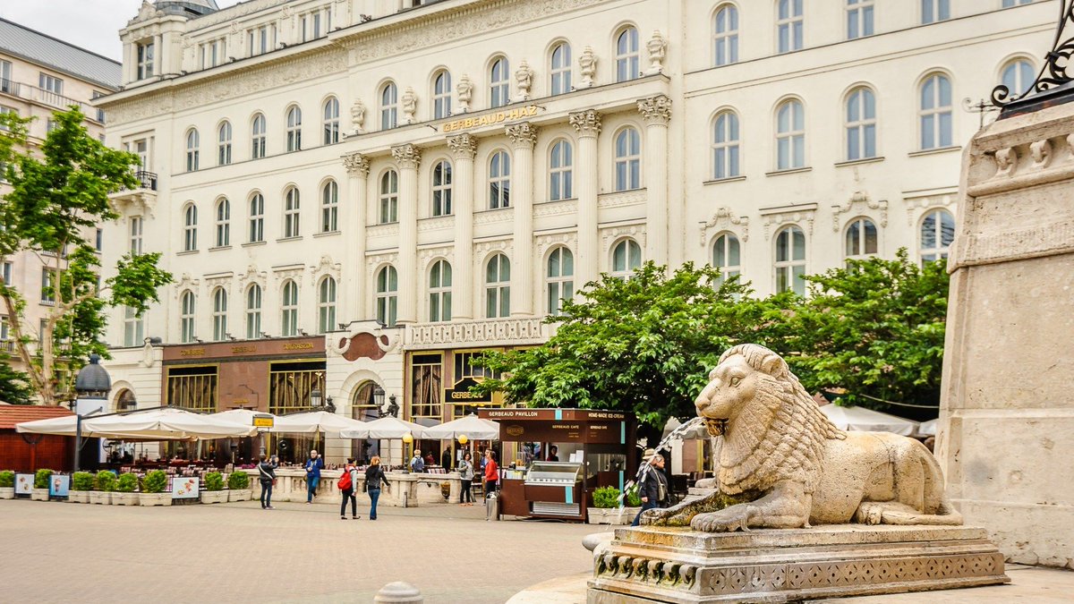 welovebudapest's tweet photo. Cancel coffee this afternoon at #Budapest’s famed Gerbeaud – wartime bomb discovered nearby currently being deactivated. https://t.co/vvVgD4T8aw https://t.co/gUcWydrvWX