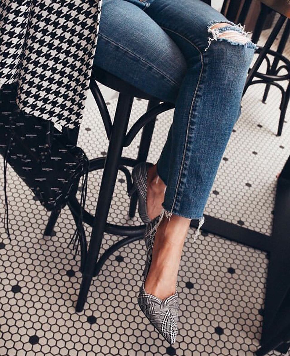 CaulfeildHQ's tweet photo. Casual Monday can still be dressed up, just start with your favourite pair of jeans! | via @therubyreport wearing @OutlandDenim https://t.co/yTXxlZEHqO