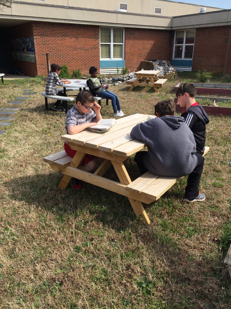 EcoffLibrary's tweet image. Finally warm enough for a little garden reading ⁦@EcoffElementary⁩! #ccpslibraries