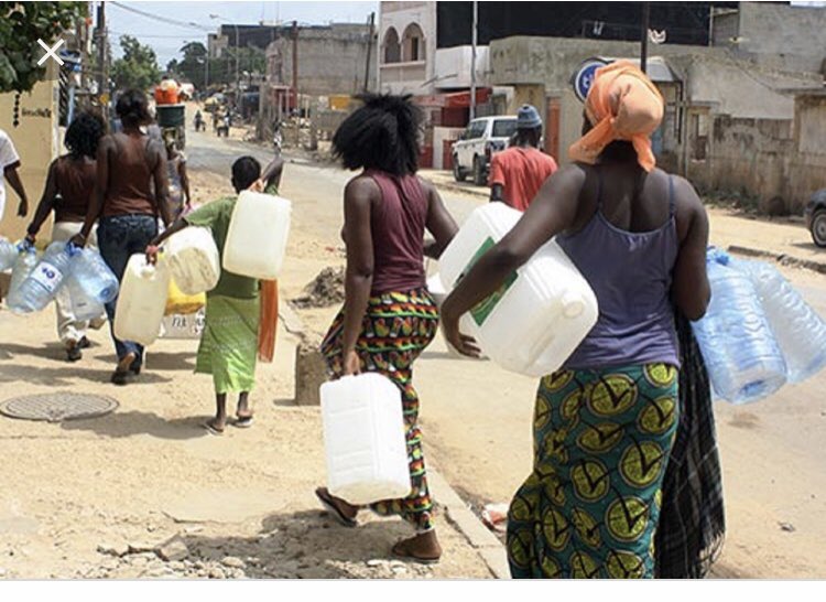 pulseafrique's tweet photo. 📍urgent: Grosse fuite d'une conduite à #Ngoye, risque de pénurie d'eau à Dakar.
#pulseliveafrique #kebetu #sunu #senegal https://t.co/4TRE55cFAI