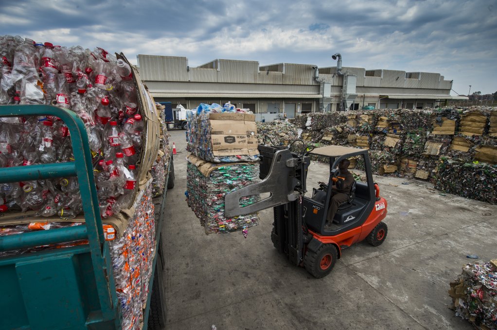 Coca-Cola fast-tracking collection, recycling of PET bottles ow.ly/gpHo30oaVz2