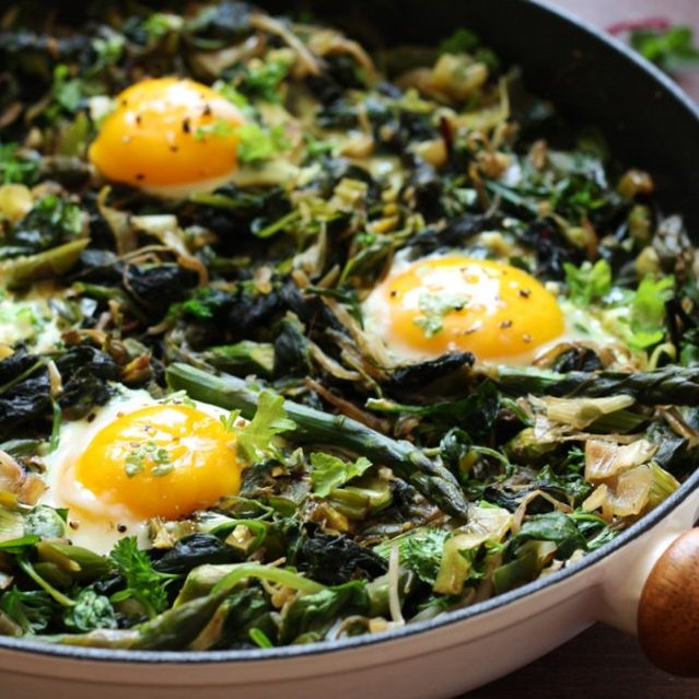 Your #MeatlessMonday breakfast is ready in less than 30 minutes thanks to this nutritious seasonal shakshuka recipe from <a href="/ElenaSzeliga/">Elena Szeliga</a>: ow.ly/cJdt50nQ4jm