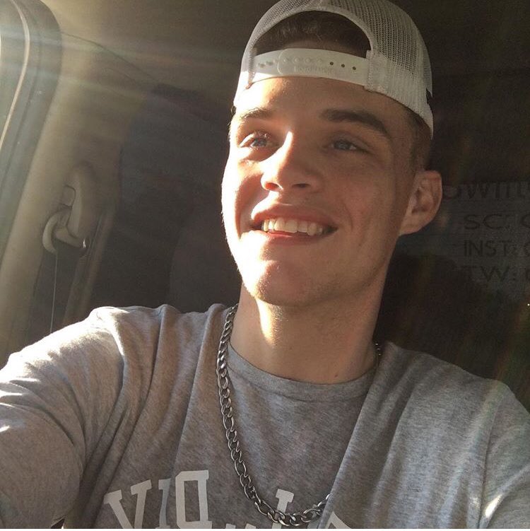 gillianKelley2's tweet photo. RT if you agree that #ColbySwift looks like @dustinlynch . @AmericanIdol #AmericanIdol #HollywoodWeek https://t.co/SzPROFC35b