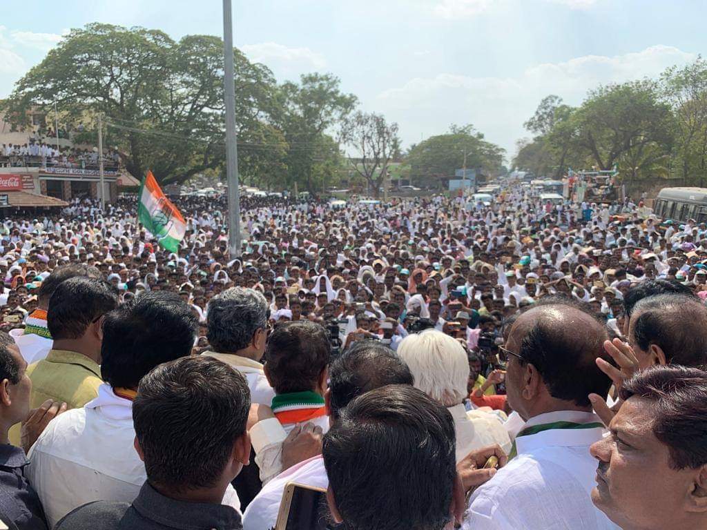 INCKarnataka's tweet photo. ಚಿತ್ರದುರ್ಗ ಲೋಕಸಭಾ ಕ್ಷೇತ್ರದ ಅಭ್ಯರ್ಥಿ ಚಂದ್ರಪ್ಪ ಅವರು ನಾಮಪತ್ರ ಸಲ್ಲಿಸುವ ವೇಳೆ ಆಯೋಜಿಸಿದ್ದ ಕಾಂಗ್ರೆಸ್ ಪಕ್ಷದ ಕಾರ್ಯಕರ್ತರ ಸಮಾವೇಶದಲ್ಲಿ ಕೆಪಿಸಿಸಿ ಅಧ್ಯಕ್ಷರಾದ ದಿನೇಶ್ ಗುಂಡುರಾವ್, ಮಾಜಿ ಮುಖ್ಯಮಂತ್ರಿ ಸಿದ್ದರಾಮಯ್ಯ ಭಾಗವಹಿಸಿದ್ದರು.
#ಕರ್ನಾಟಕದ_ಪ್ರಗತಿಗಾಗಿ_ಮೈತ್ರಿ https://t.co/YMn59PH5YM