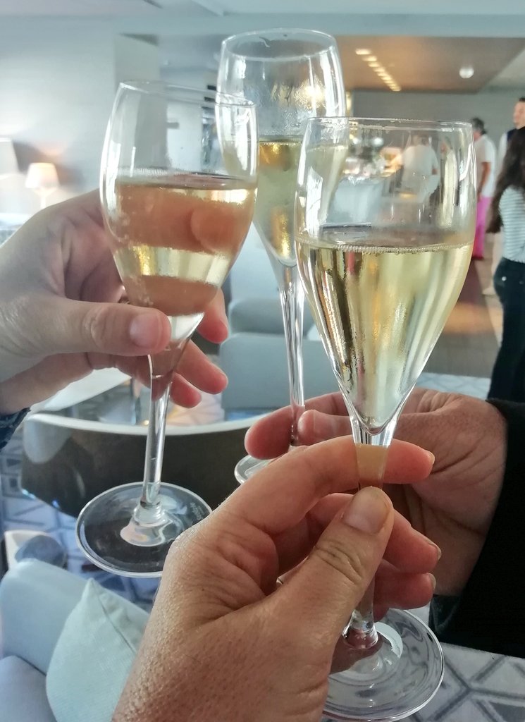 MarykeRoberts's tweet photo. Suid-Afrikaners geniet passasierskepe al meer. Dis makliker reis: pak een maal uit. Alle maaltye en vermaak ingesluit. 'n Dag saam met 30 reisagente aan boord @ponant_cruises #LeLyrial gee insig in SA reismark. Voorheen was Meditereense vaart die gewildste. Nou wink die pole. https://t.co/WTxis8RT9L