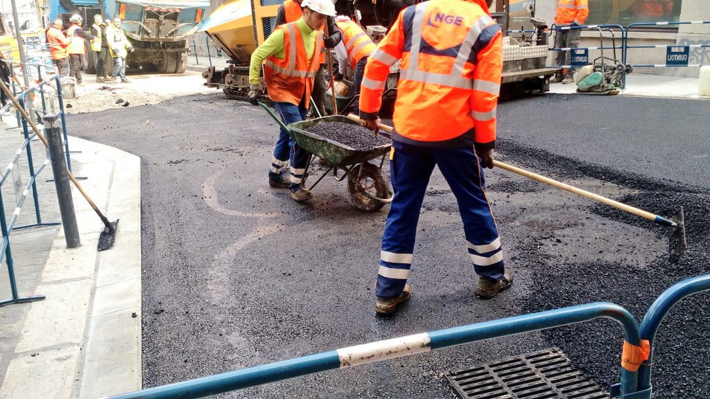 abkgrenoble's tweet photo. 🚧 #CVCM #Grenoble 🚧
Les travaux se déroulent bien sur les rues #Chenoise et du Palais : habitants et commerçants ravis de la conduite des chantiers en cours, sans difficulté majeure, et des embellissements à venir. Bref, #OnAvance ! 😎👍 #PlusBelleLaVille https://t.co/7KZDpRwjA9