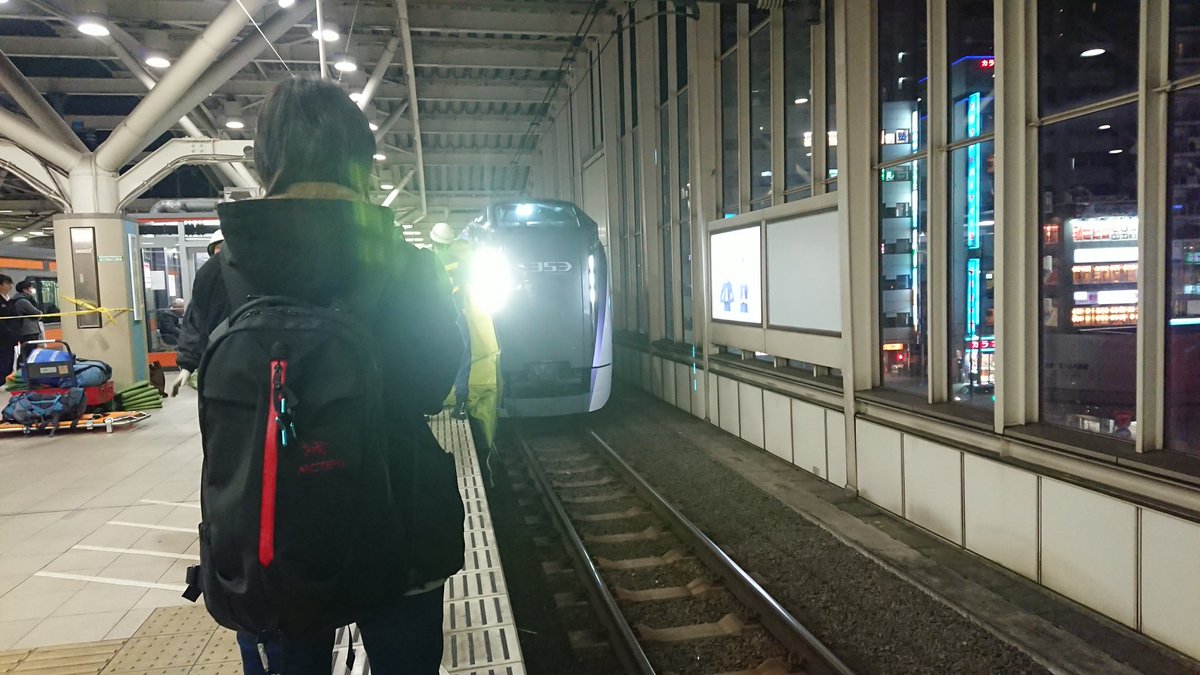 武蔵小金井駅で人身事故が起き救護活動している画像