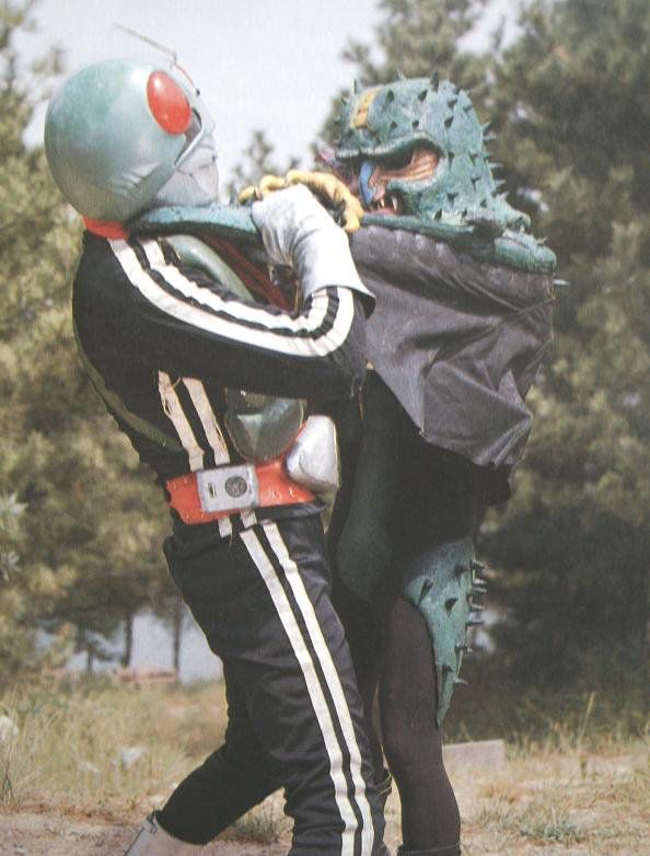 Yoshi 本郷猛 仮面ライダー1号 激闘譜その1 ゲルショッカーとの戦いはライダーにとってもピンチの連続でした 強敵ガニコウモル 最後は両者火の玉となって洋上に落下 生死不明 イノカブトン角えぐりで脚をやられた ネズコンドル2号のペスト菌