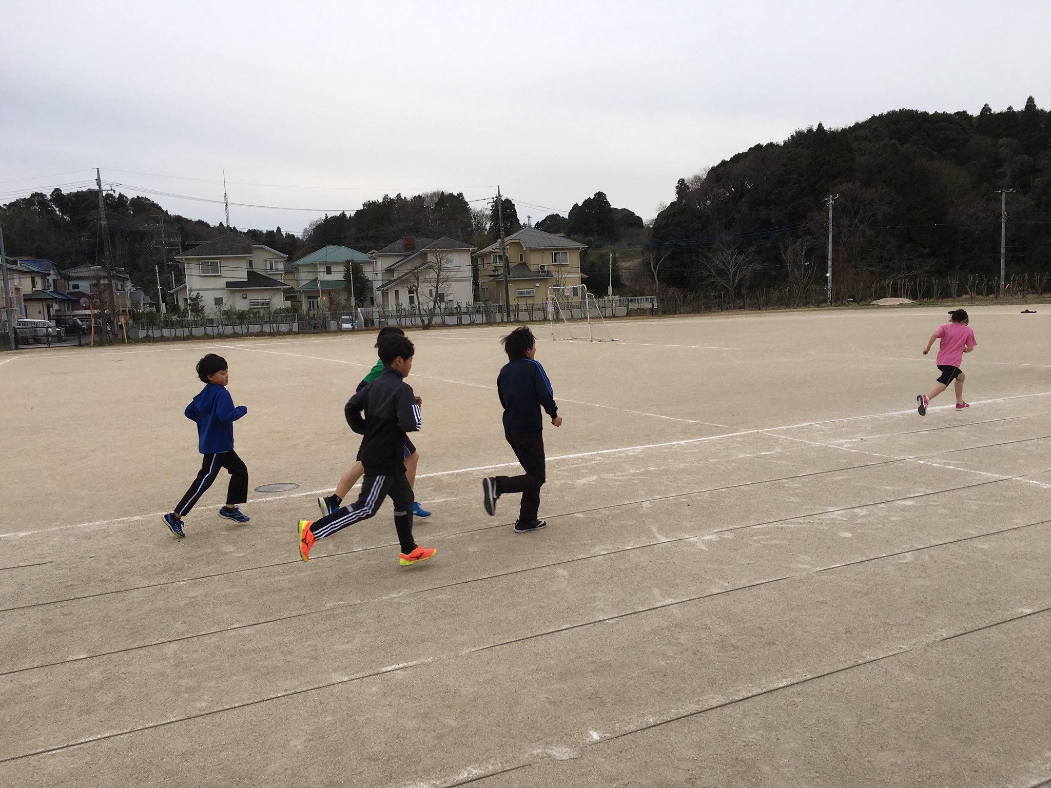 Geneas Narita 今日は美郷台小学校でボランティアしました ウォーミングアップの後には 30m 2本 50m 80m 100m走を1本ずつ行いました 6年生が最後ということで 陸上競技に近いメニューでしたが 自分たちのタイムに一喜一憂しながら楽しくできました