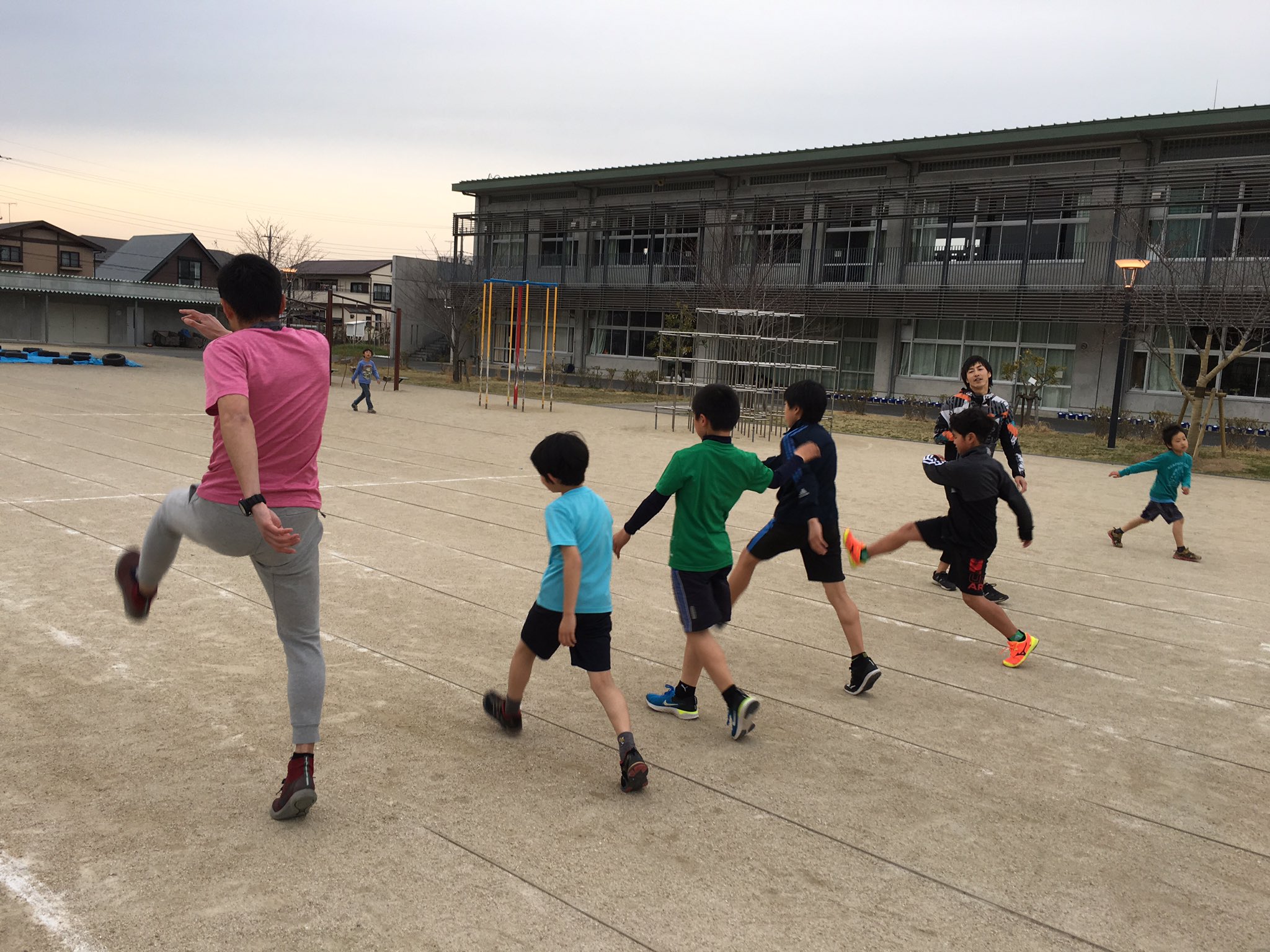 Geneas Narita 今日は美郷台小学校でボランティアしました ウォーミングアップの後には 30m 2本 50m 80m 100m走を1本ずつ行いました 6年生が最後ということで 陸上競技に近いメニューでしたが 自分たちのタイムに一喜一憂しながら楽しくできました