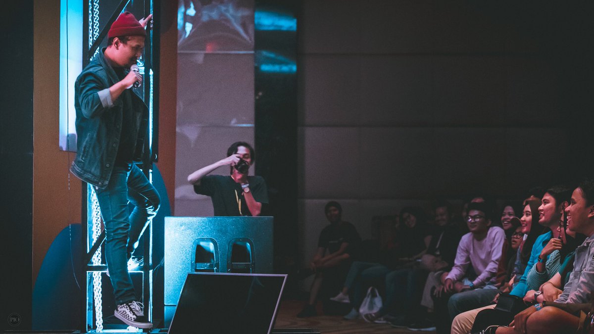 donopradana's tweet photo. Maaf mas, anda ini standup comedian apa penyanyi dangdut ya?? Petakilan banget.
.
.
๐ธ @piokharisma #LocalStandUpDay2019 https://t.co/t2pYeWfcTO