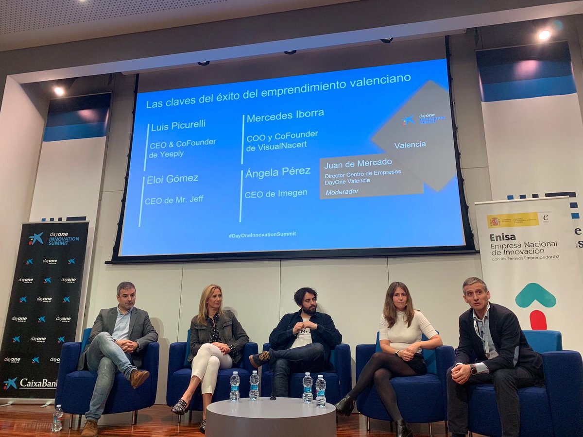 🔛En #DayOneInnovationSummit Valencia se están debatiendo claves del éxito del emprendimiento valenciano. Juan de Mercado (@dayoneCABK) modera la mesa con @luispicurelli (<a href="/Yeeply_ES/">Yeeply</a>), <a href="/eloichu/">Eloichu</a> (<a href="/mrjeffapp/">Mrjeffapp</a>), <a href="/Angela_Prez/">Angela Pérez</a> (@ImegenTw), <a href="/chechemaps/">Mercedes Iborra</a> (<a href="/visualNACert/">VisualNACert</a>). 
📍<a href="/lanzaderaes/">Lanzadera</a>