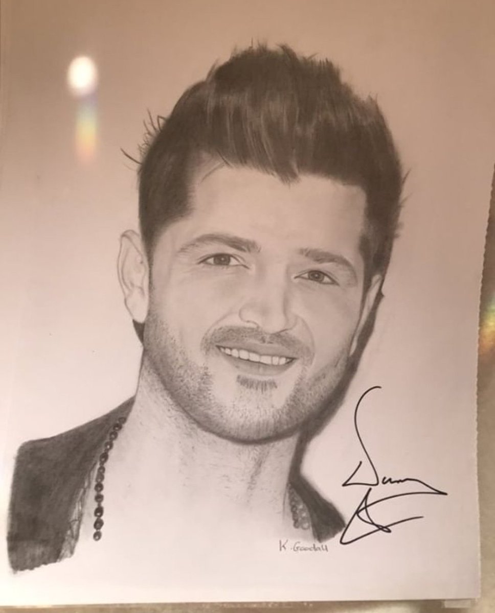 sam27good's tweet image. Still sooo happy we waiting after... ❤️ 🌹 🌹 🌹 🌹 Gave Danny the rest of the roses And managed to get these signed and had a good laugh @AnJacobs6 @Flavourgirlie @thescript @TheScript_Danny #TheScriptFamily #TheScriptTCT #TheScript2019