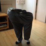 上半身のない脚だけ星人!実は母のサルエルパンツにハマった次女だった!