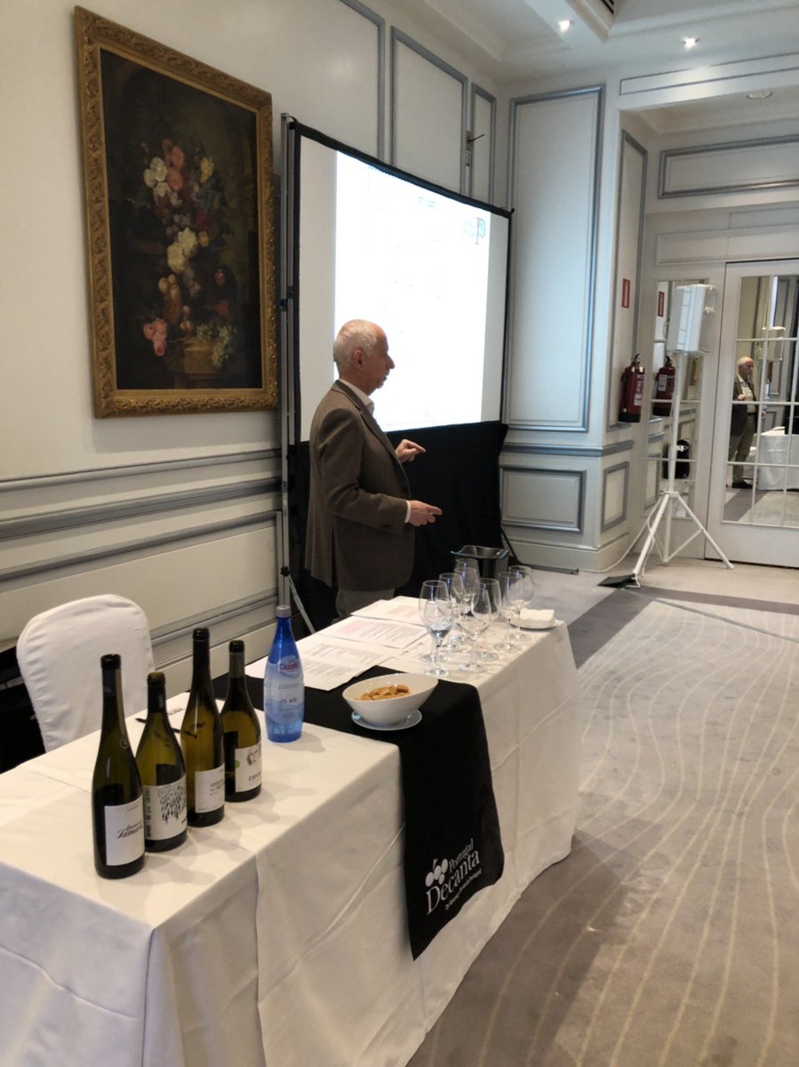 PortugalDecanta's tweet photo. 🥂 Pleno en nuestro paseo de vinhos brancos y espumosos en la primera cata de hoy en #PortugalDecanta @Verema @TerrasdePortugal @aicep @ViniPortugalPT #vinhos #vinhobranco #vinhoespumoso #VinosPortugal https://t.co/qYUOgdiX6O