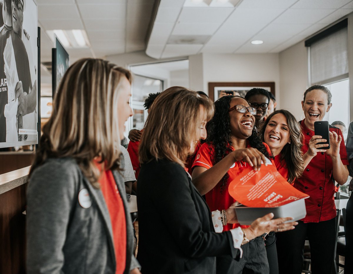 cfantarrant's tweet photo. Being a part of the Chick-fil-A team has its benefits: This year, more than 6,000 Team Members were recipients of $15.34 million in scholarships! Looking for a career change? Text #chicken2 to 85000 to apply! #remarkablefutures #workforchickfila #scholarships https://t.co/XWZ2pdwTdJ