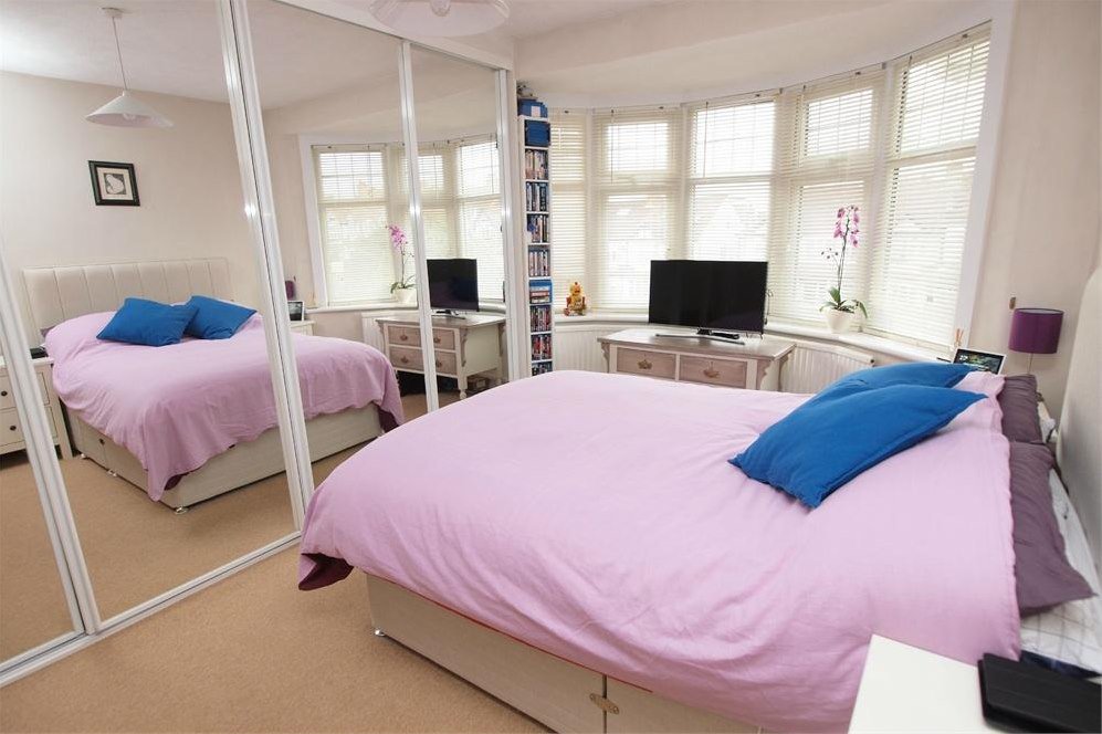 ProctorsHomes's tweet photo. *Property of the Week*
This beautiful three bedroom #midterrace home, close to #publictransport and local schools, has two reception rooms with fireplaces and a dining room with patio doors to the garden.
Contact our #WestWickham office on 020 8460 7252: https://t.co/5VpqwefLxW https://t.co/Z1hHYno8Do