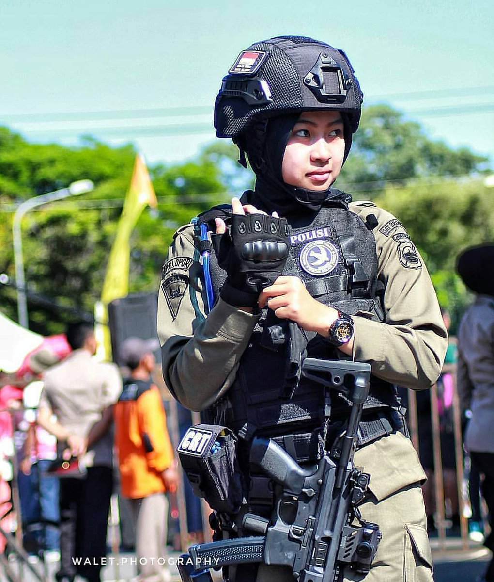 あ しゅら Auf Twitter インドネシア警察特殊部隊の女性隊員だって Mpxなんていいもの持ってるね