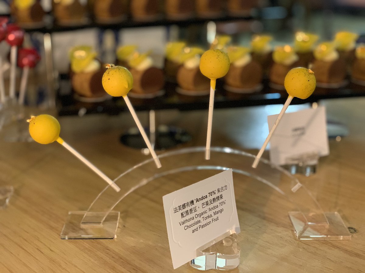 The50Global's tweet photo. Fancy something sweet? Indulge in this Valrhona Organic ‘Andona 70%’ chocolate, Tonka , Mango and Passion Fruit lollipop, served at the #ChefsFeast during #Asias50Best. @Valrhona https://t.co/6sYTgx04Ya