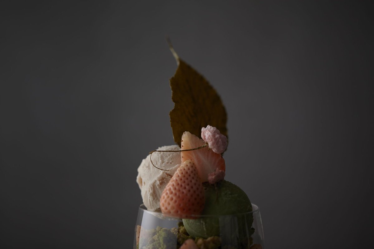 Patisserie Asako Iwayanagi على تويتر パルフェジャポネ 桜と蓬 ヨモギ 桜餡ジェラートと蓬ジェラートに桜の葉や花 白イチゴを合わせた春らしい桜のパフェ その他 蓬のクラックラン 白玉 とちおとめ 蓬の葛ジュレ 酒粕ブラマンジェ イチゴの桜マリネ