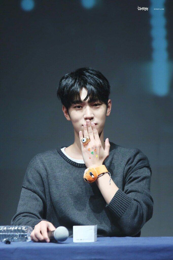 kn_kSeung's tweet photo. /manda un caloroso bacio volante a tutta la tl.
il membro più bello dei knk è finalmente approdato su questo posto. ciao a tutti, sono park seoham~ (o seungjun 👀)
sfamatemi e vi vorrò un gran bene!
see ya~ https://t.co/h1Bre548uq