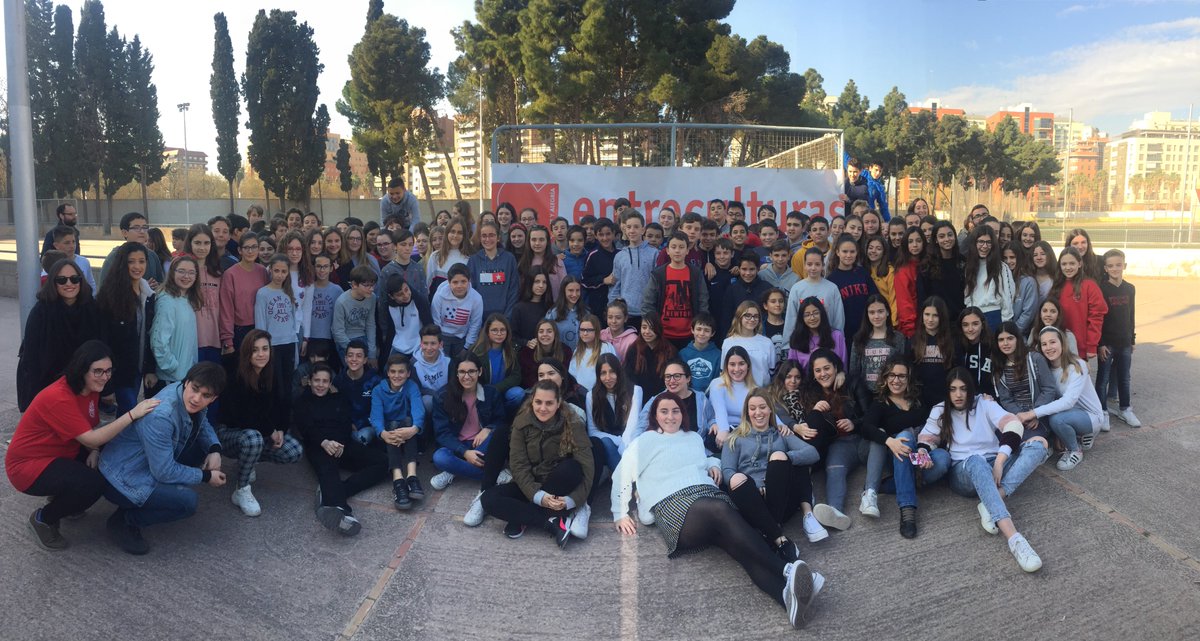 escuelassj's tweet photo. #SemanaIgnaciana #Adentrate
Alumnxs de Integración Social con @Valencia_EC muestran al alumnado de 1ESO a través del juego lo importante que es el proyecto de la #sillaroja y la Agenda 2030 para el Desarrollo Sostenible... #algoestácambiando
#EsParaTi #ItIsForYou #EsPerATu https://t.co/IaF5qEhm9Y