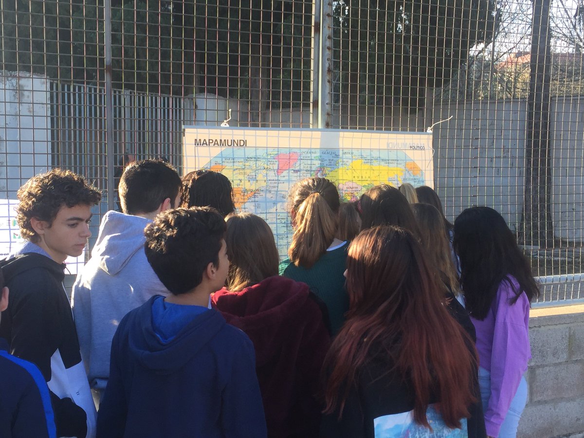 escuelassj's tweet photo. #SemanaIgnaciana #Adentrate
Alumnxs de Integración Social con @Valencia_EC muestran al alumnado de 1ESO a través del juego lo importante que es el proyecto de la #sillaroja y la Agenda 2030 para el Desarrollo Sostenible... #algoestácambiando
#EsParaTi #ItIsForYou #EsPerATu https://t.co/IaF5qEhm9Y