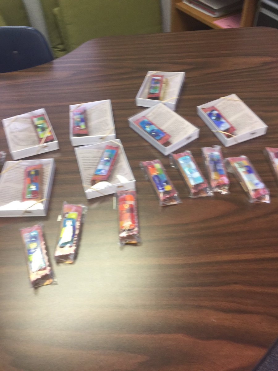 skjay18's tweet photo. We are learning about making a Mezuzah and the meaning. From generation to generation ... #davis3 https://t.co/Y4xFWQxMJq