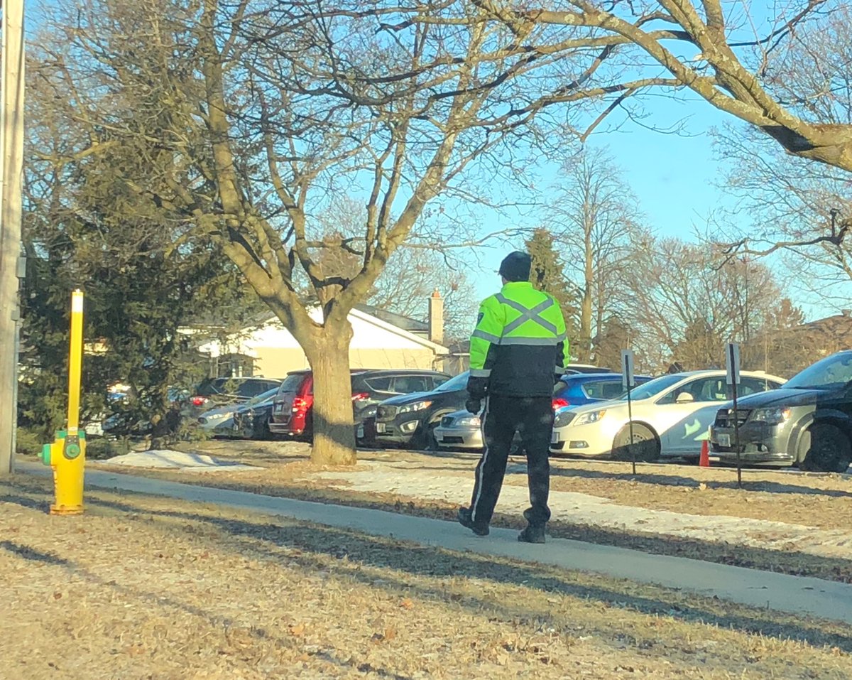 deanshoesmith's tweet photo. Every weekday for 15-20 mins this block fills up as parents drop their kids at school. Parking enforcement is on the prowl this morning. Seriously??? https://t.co/EMAfgks64a